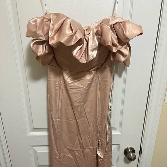 BEAUTIFUL PROM/FORMAL DRESS **NEVER WORN** - Picture 2 of 3